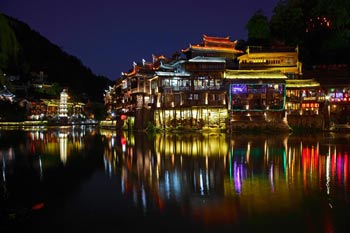 長(zhǎng)沙出發(fā)到張家界天門(mén)山、玻璃棧道、鳳凰古城、鳳凰夜景往返二日游
